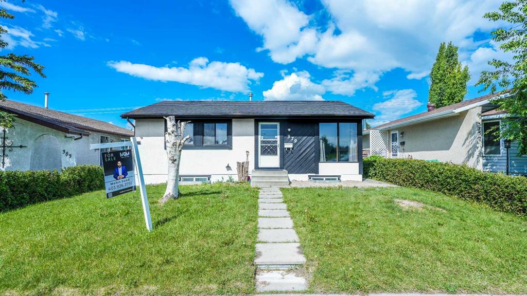 379 Maitland Crescent NE photo 2