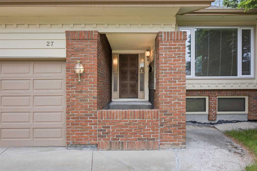27 Woodgreen Place SW photo 3