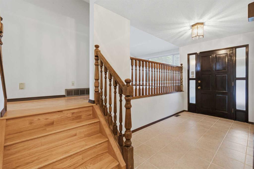27 Woodgreen Place SW photo 5
