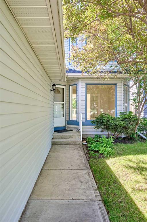 128 Shawbrooke Close SW photo 3
