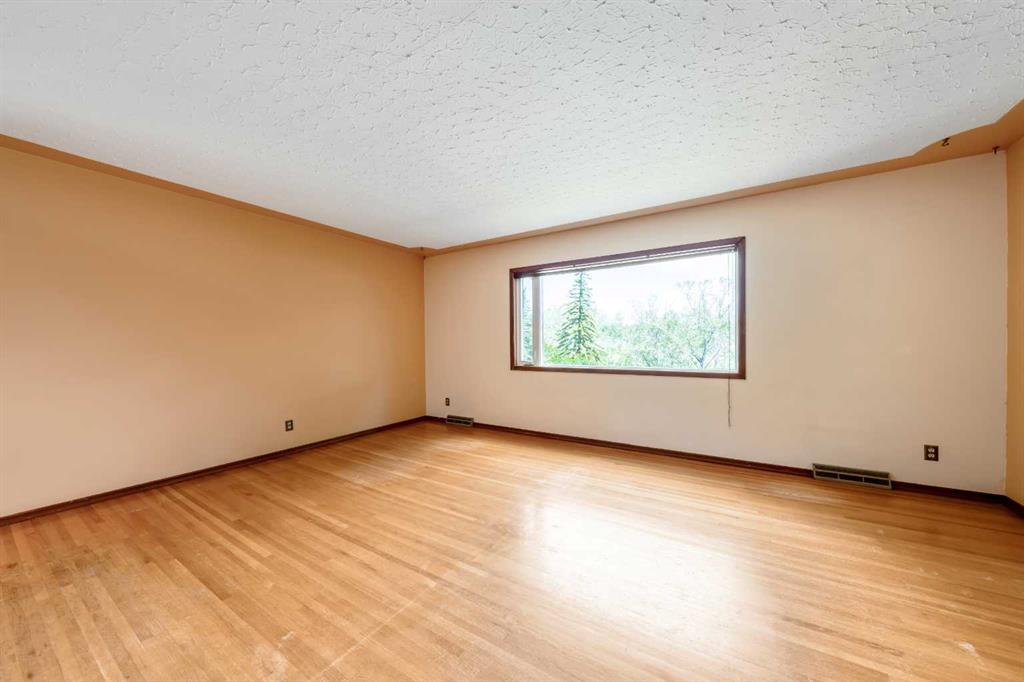 1811 Canberra Road NW photo 3