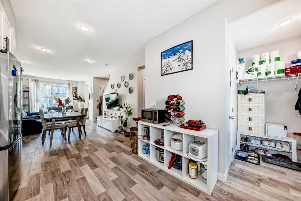 16 Carringvue Way NW photo 3