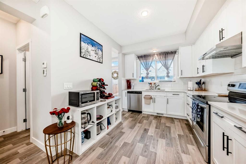16 Carringvue Way NW photo 4