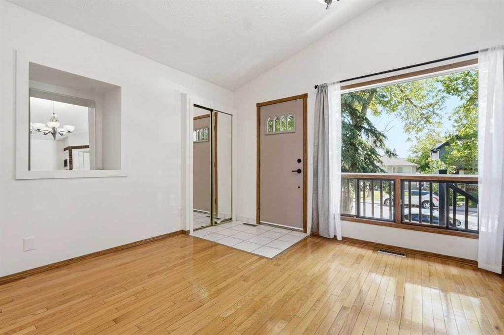 4205 16 Street SW photo 3