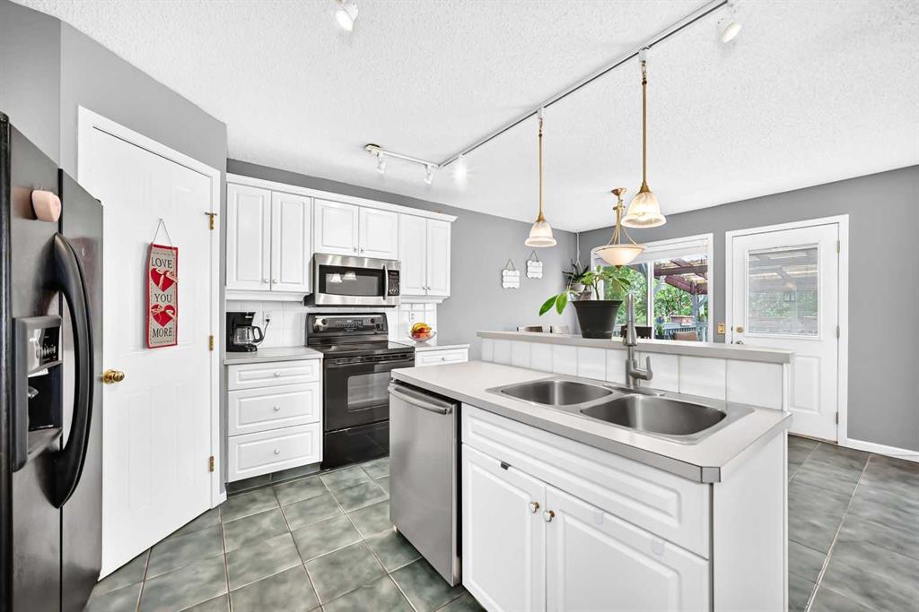 220 Shawbrooke Manor SW photo 5