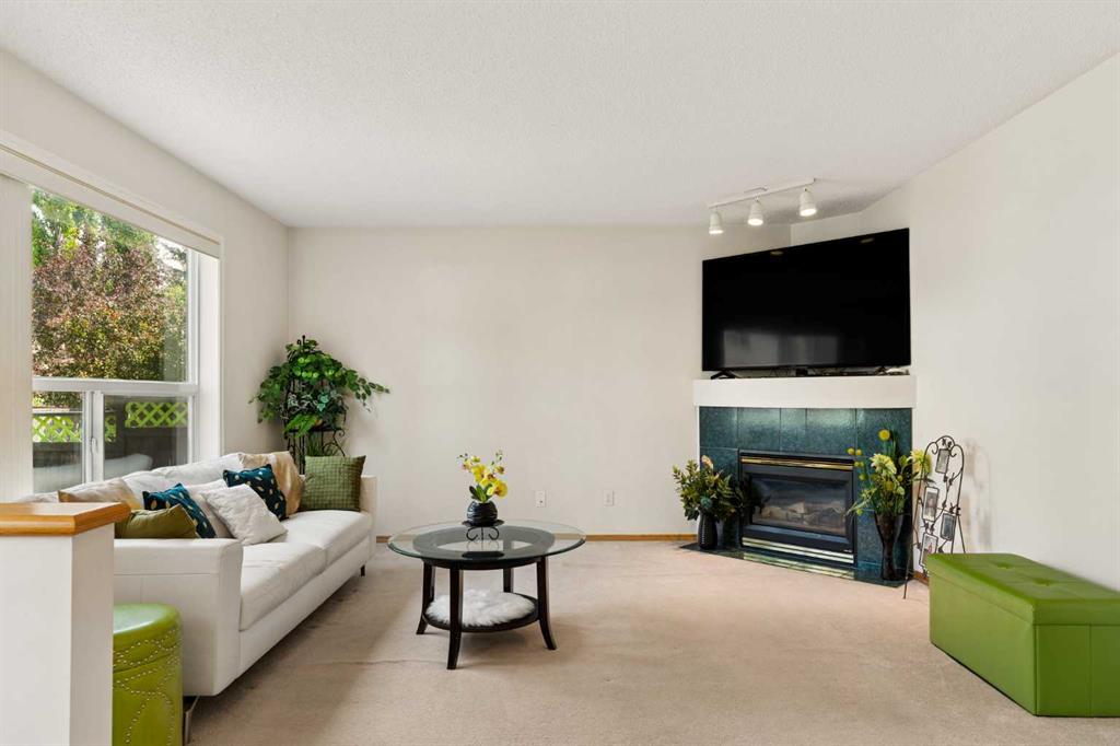 72 Douglas Glen Heights SE photo 2