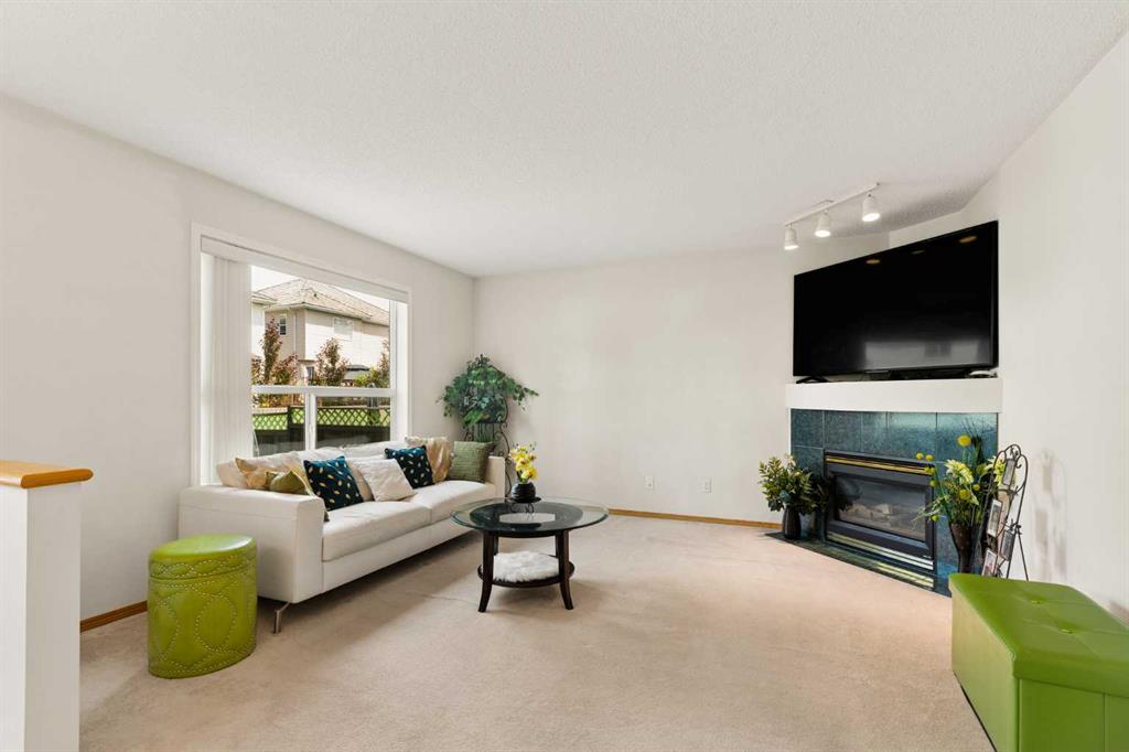72 Douglas Glen Heights SE photo 3