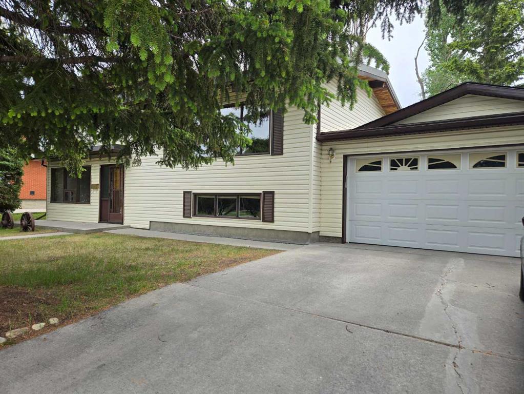 1135 Southglen Drive SW photo 3