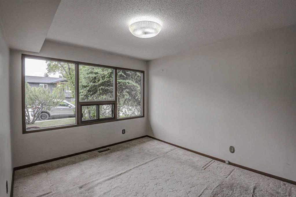 1135 Southglen Drive SW photo 5