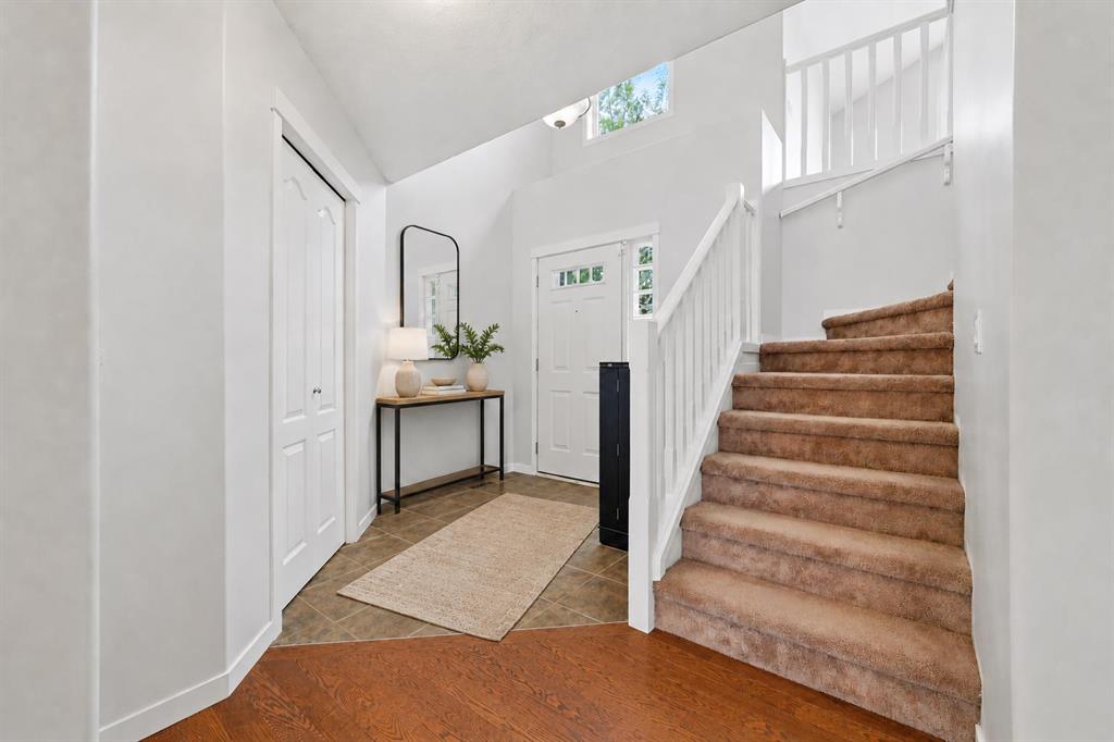 15 Cougarstone Court SW photo 2