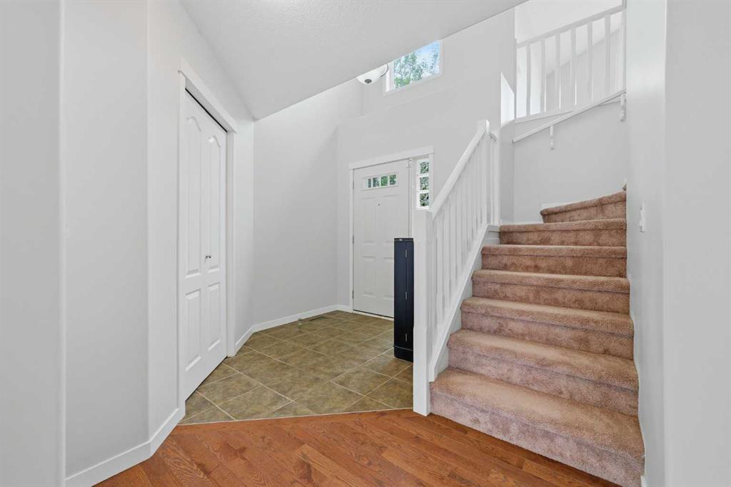 15 Cougarstone Court SW photo 3