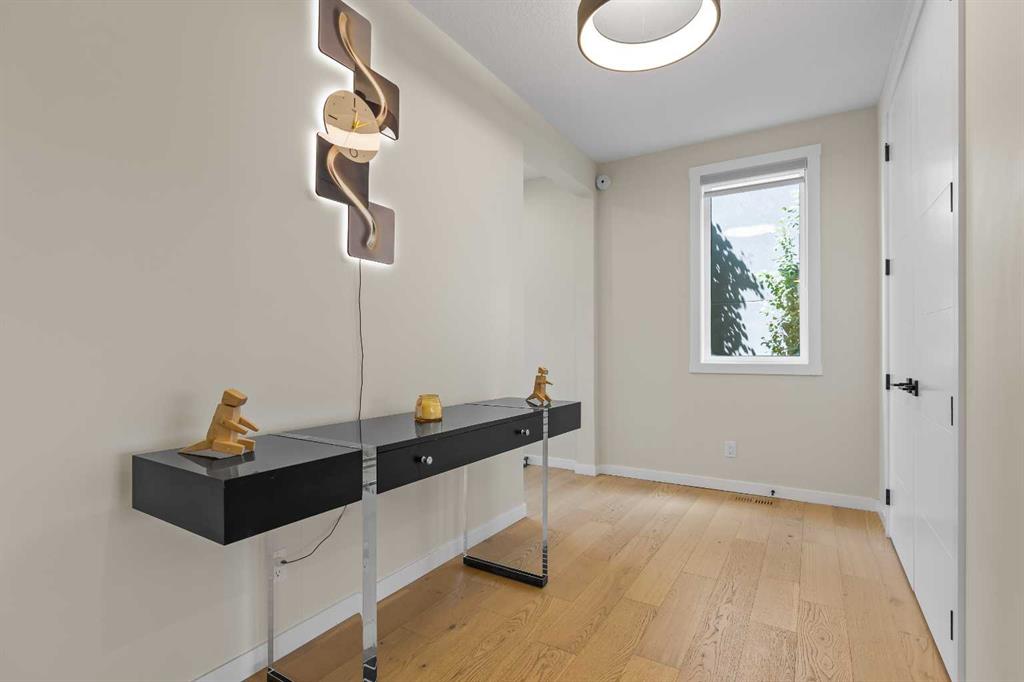 1104 Cranbrook Gardens SE photo 2