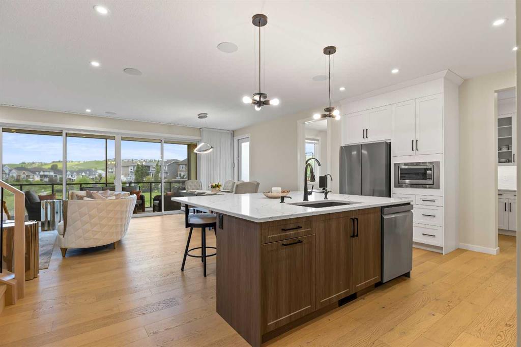 1104 Cranbrook Gardens SE photo 3