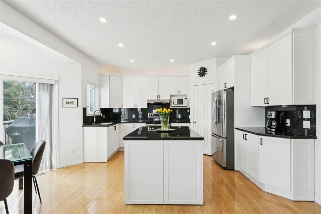 42 Cresthaven Way SW photo 3