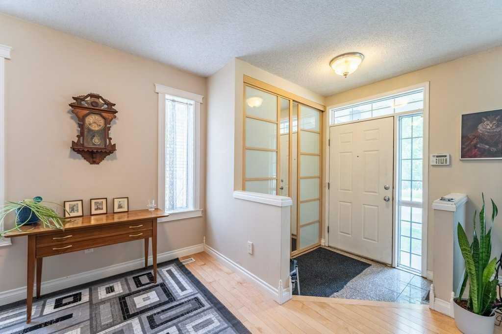 250 Mt Lorette Close SE photo 2