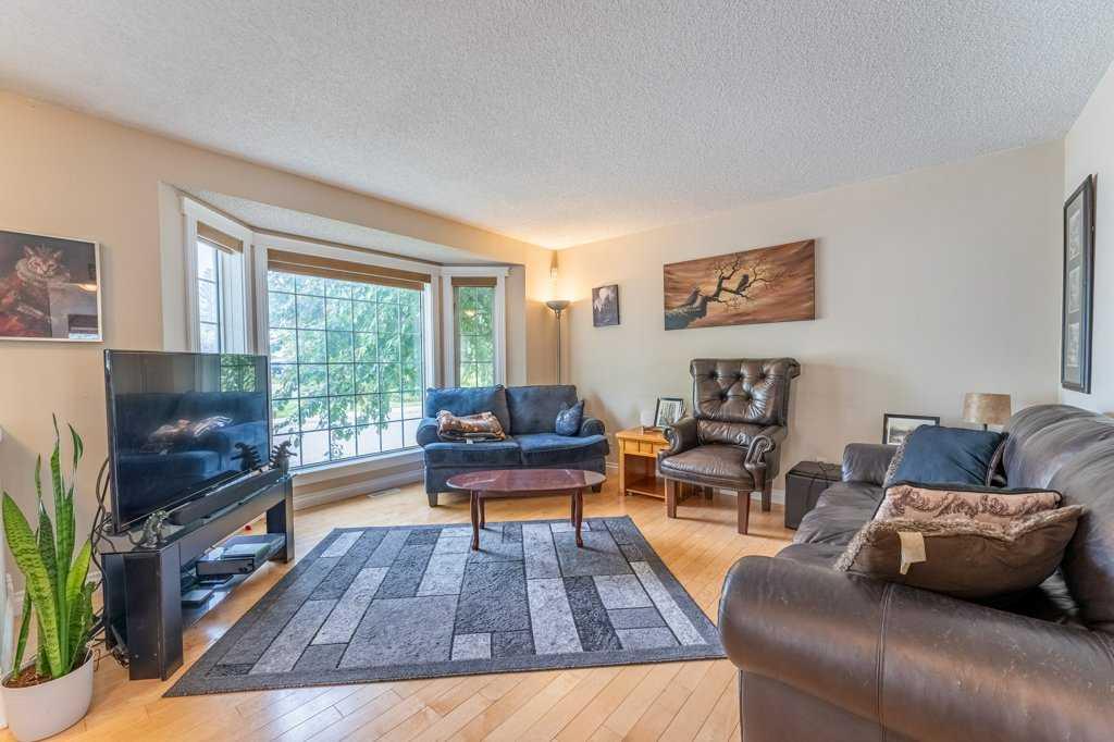 250 Mt Lorette Close SE photo 3