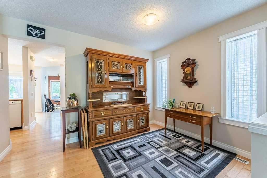 250 Mt Lorette Close SE photo 5