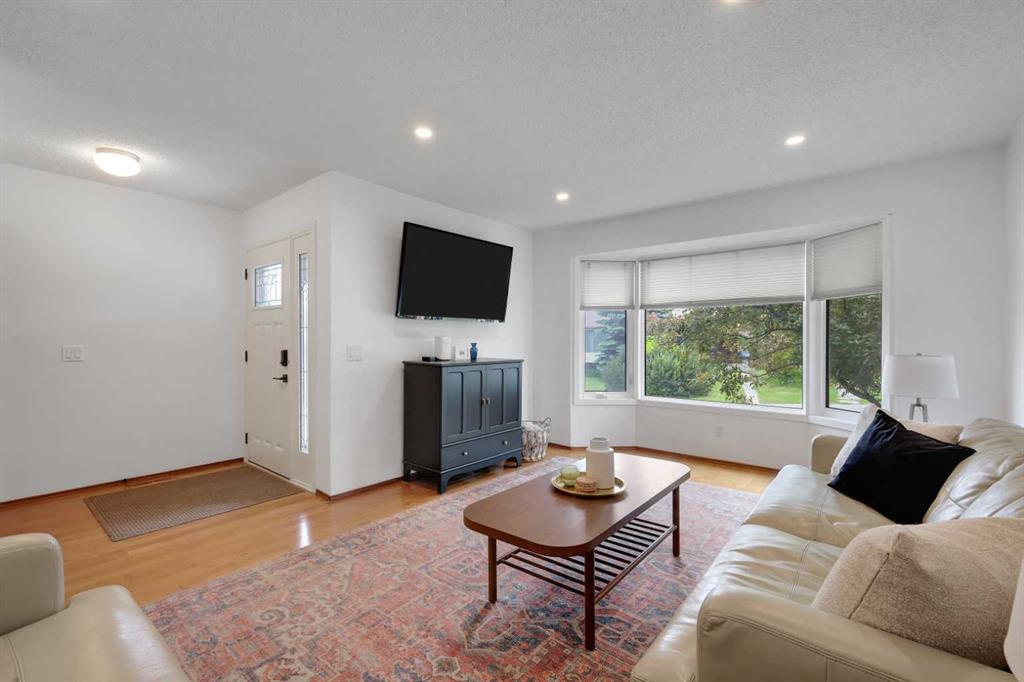 81 Strathcona Crescent SW photo 4