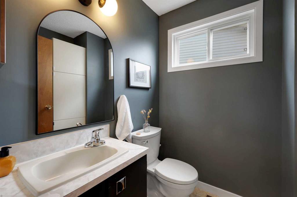 81 Strathcona Crescent SW photo 5