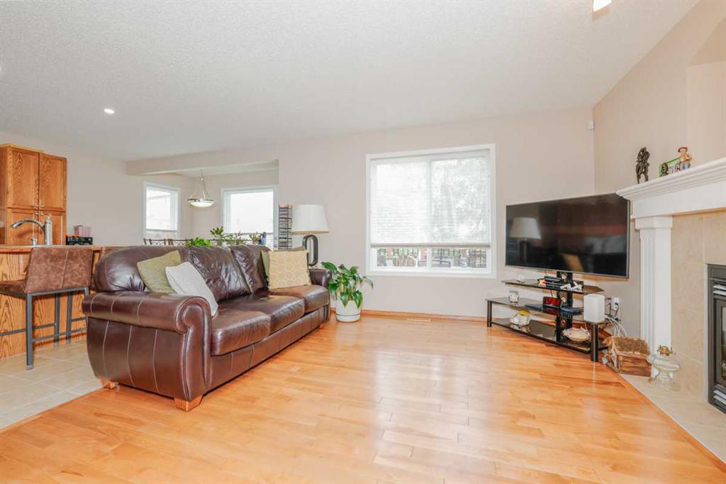 42 Royal Birch Landing NW photo 5