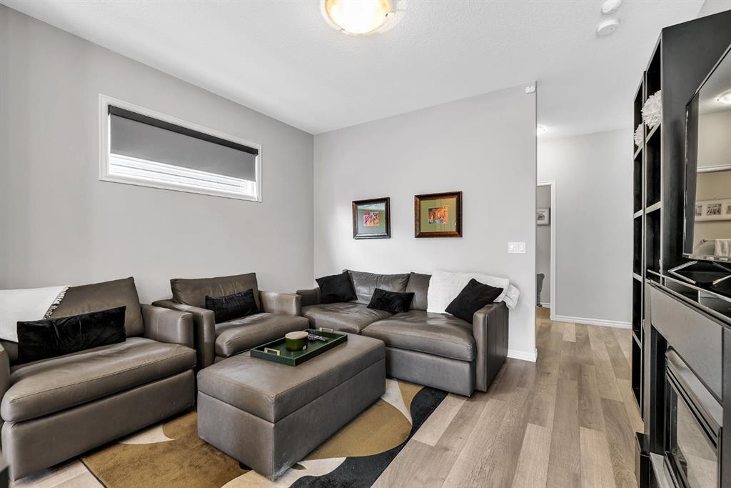 72 Legacy Mews SE photo 4