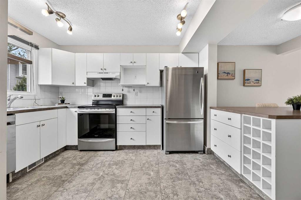 4810 40 Avenue SW #22 photo 2