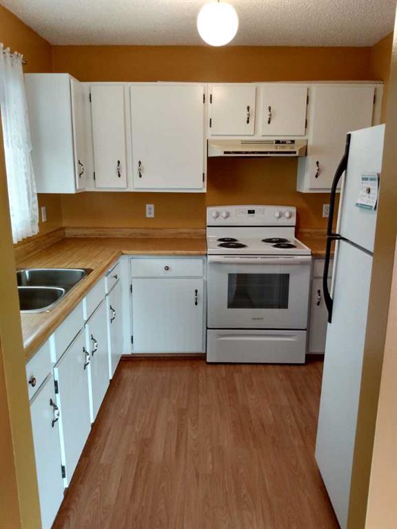 100 Doverglen Crescent SE photo 5