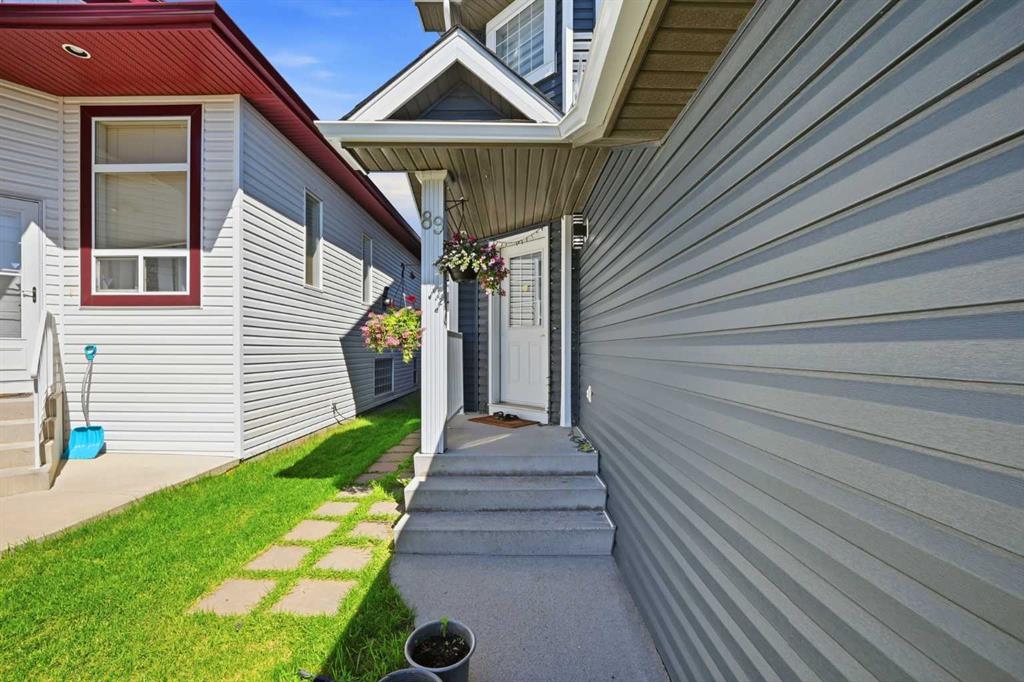 89 Saddlehorn Close NE photo 2