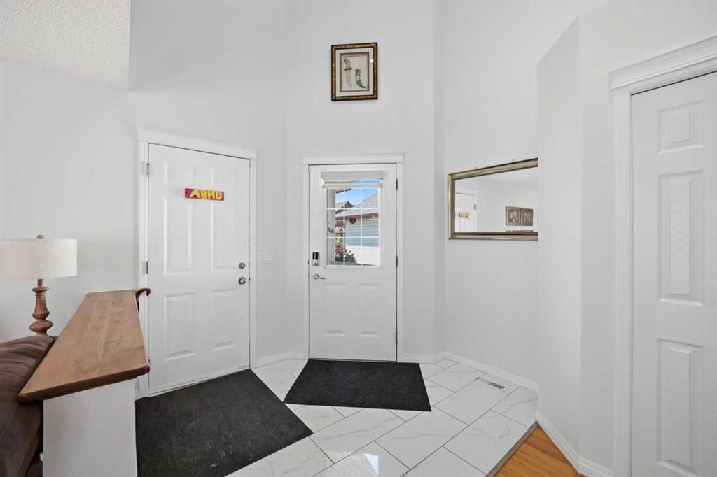 89 Saddlehorn Close NE photo 3