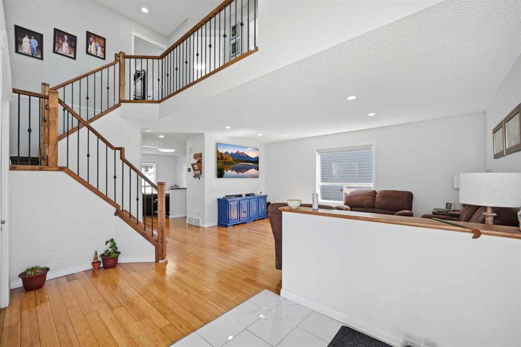 89 Saddlehorn Close NE photo 4