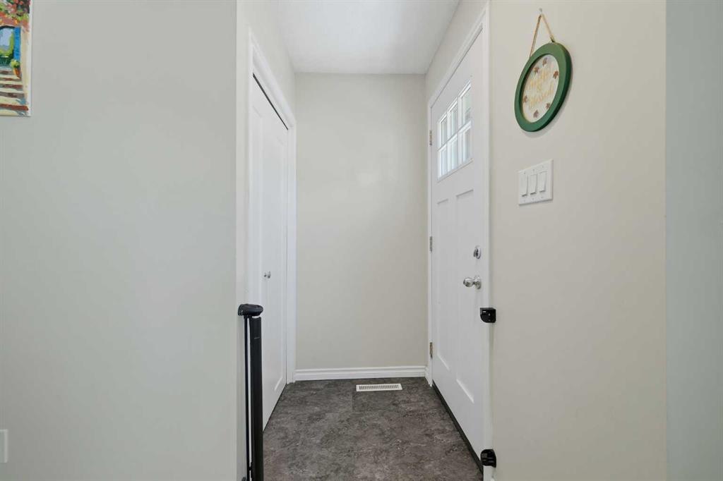 6208 37 Street SW photo 3