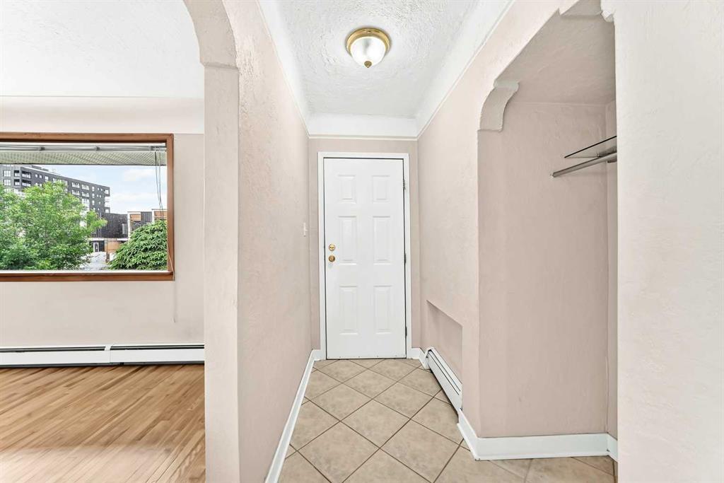 1712 28 Street SW photo 2