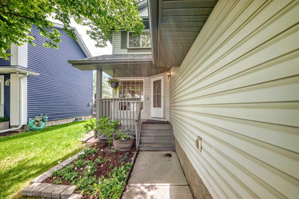 27 Covette Green NE photo 3