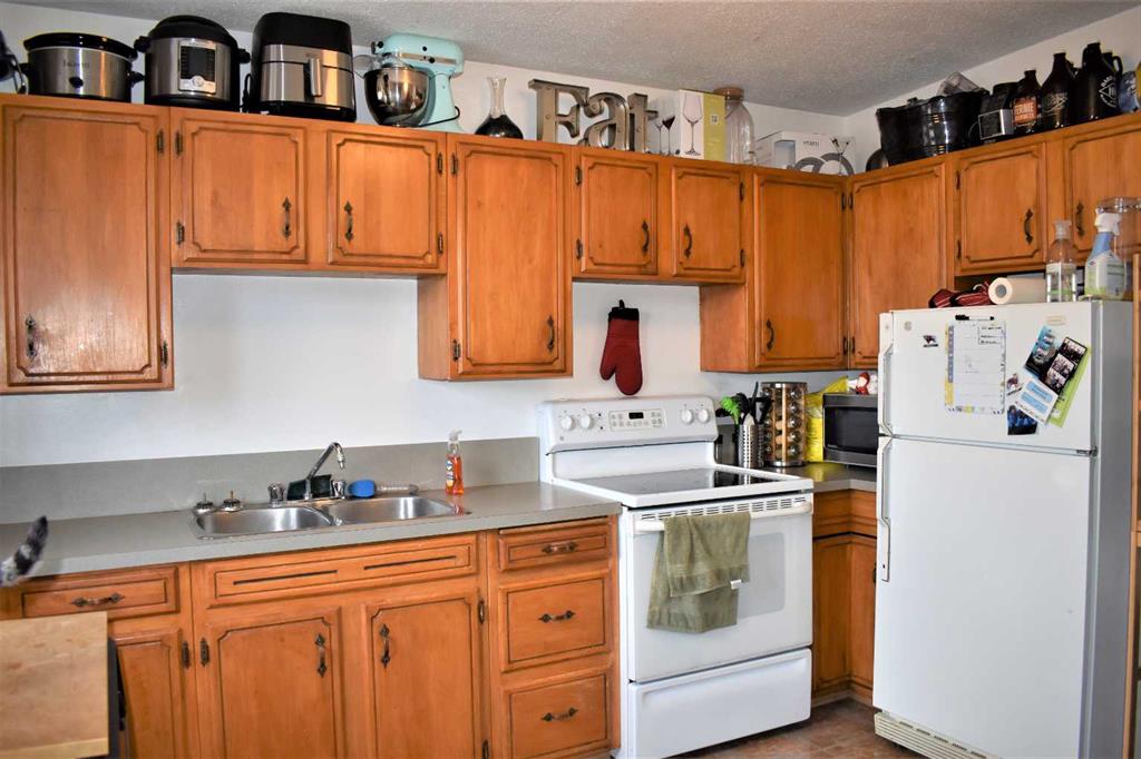 7528 and 7526 35 Avenue NW photo 3