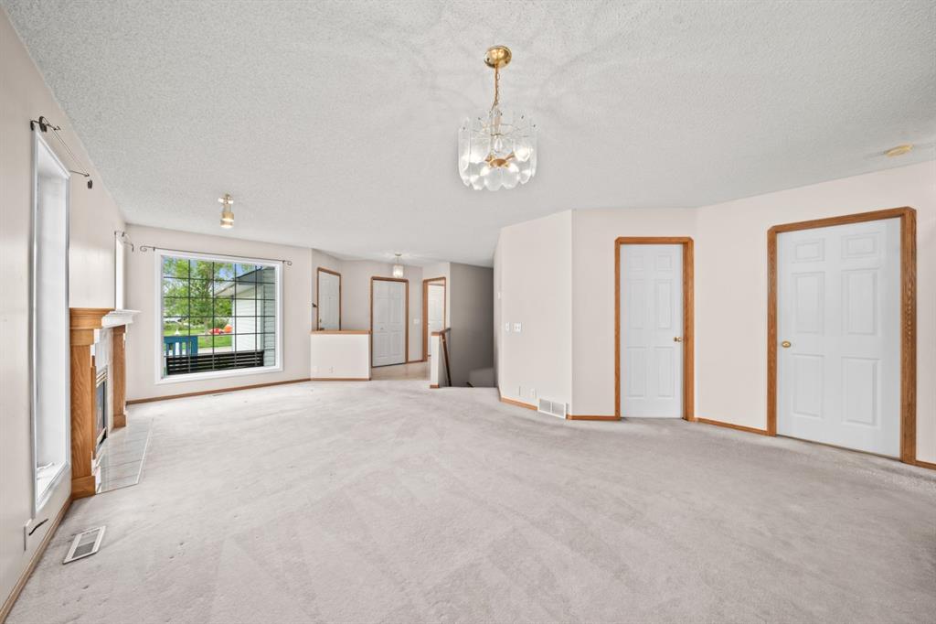 126 Douglas Glen Close SE photo 3