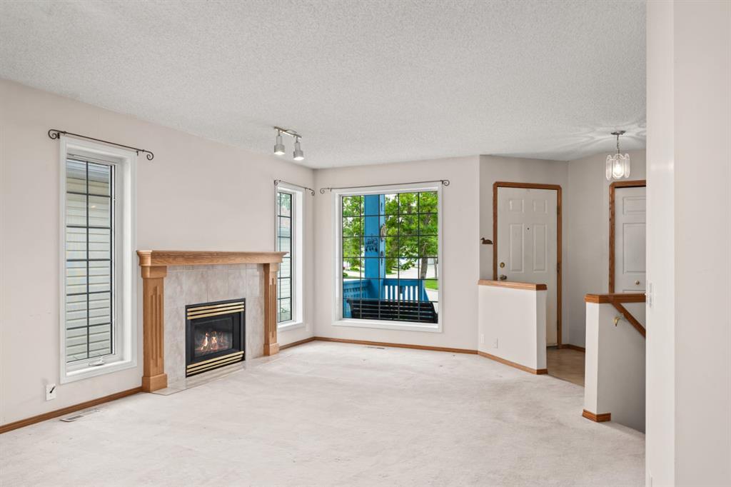 126 Douglas Glen Close SE photo 5