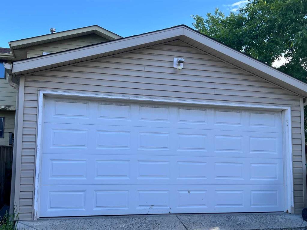 63 Strathcona Crescent SW photo 3