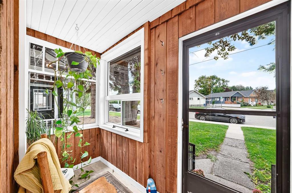 1628 15 Street SE photo 2