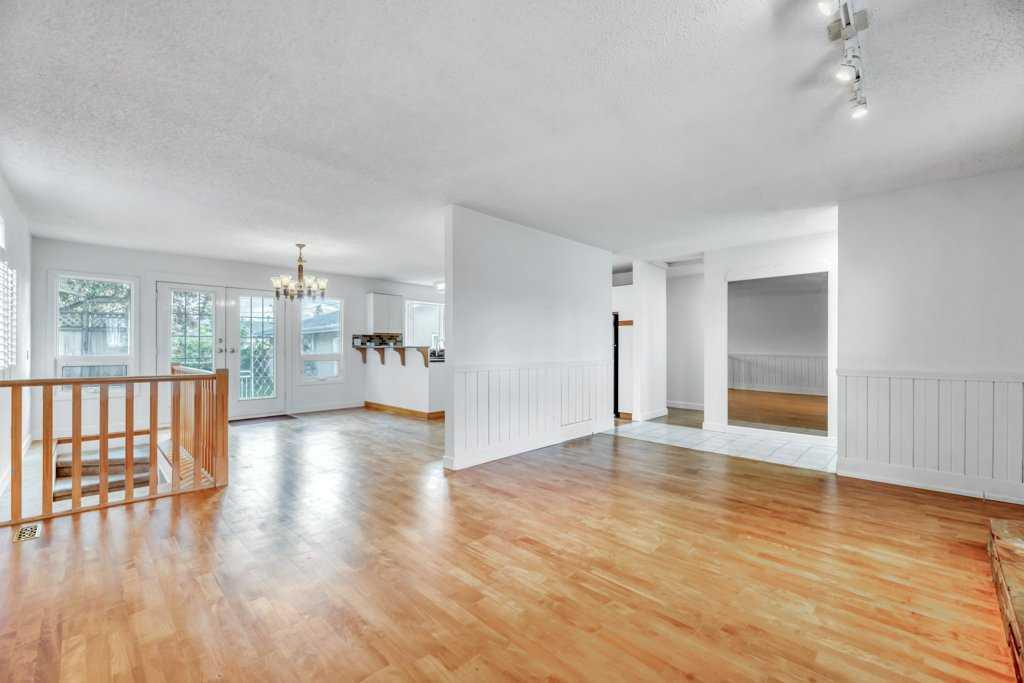 23 Penworth Crescent SE photo 3