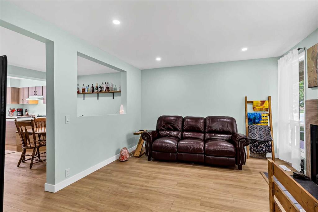 2187 Woodview Drive SW photo 2