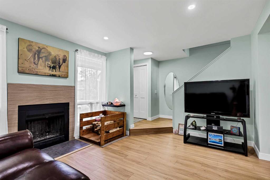 2187 Woodview Drive SW photo 3