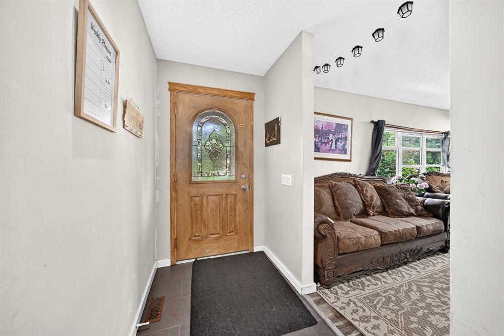 311 72 Avenue NE photo 3