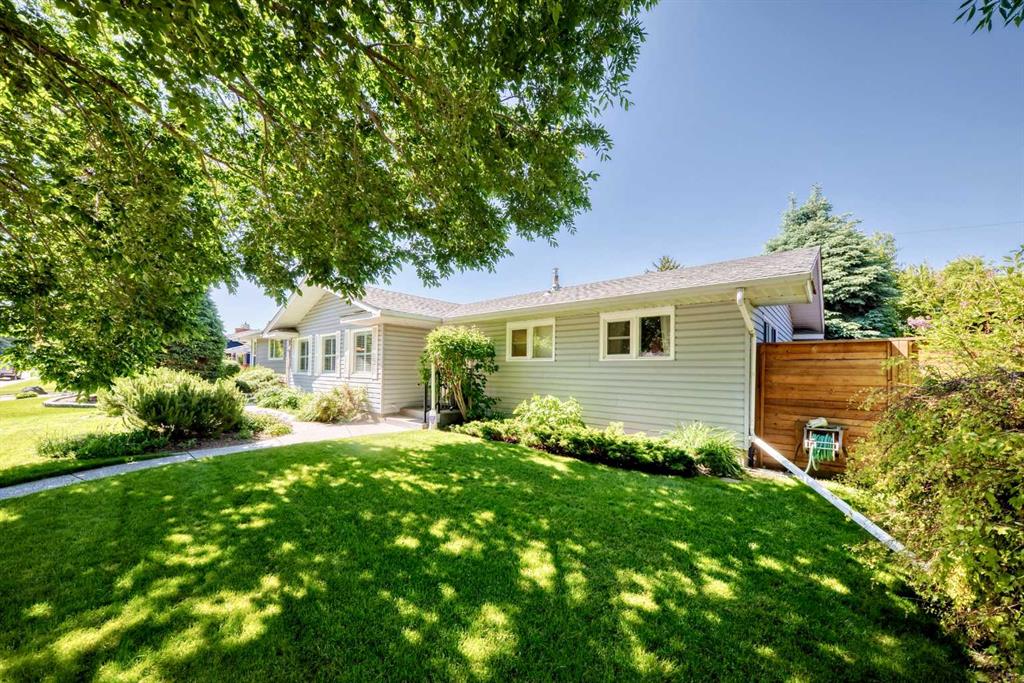 10435 Mapleridge Crescent SE photo 5