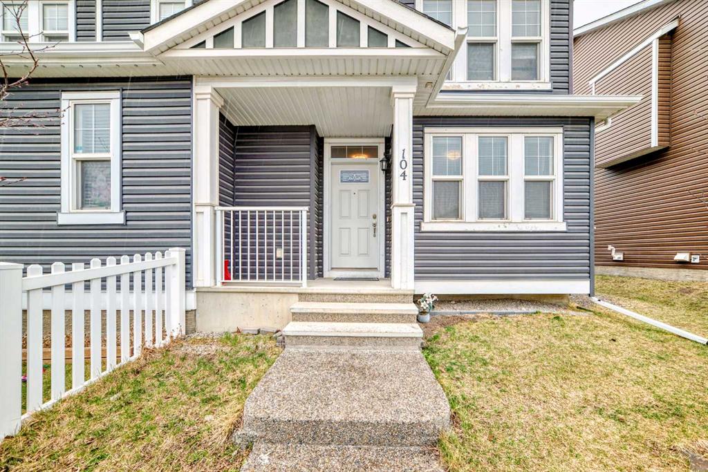 104 Redstone Avenue NE photo 3