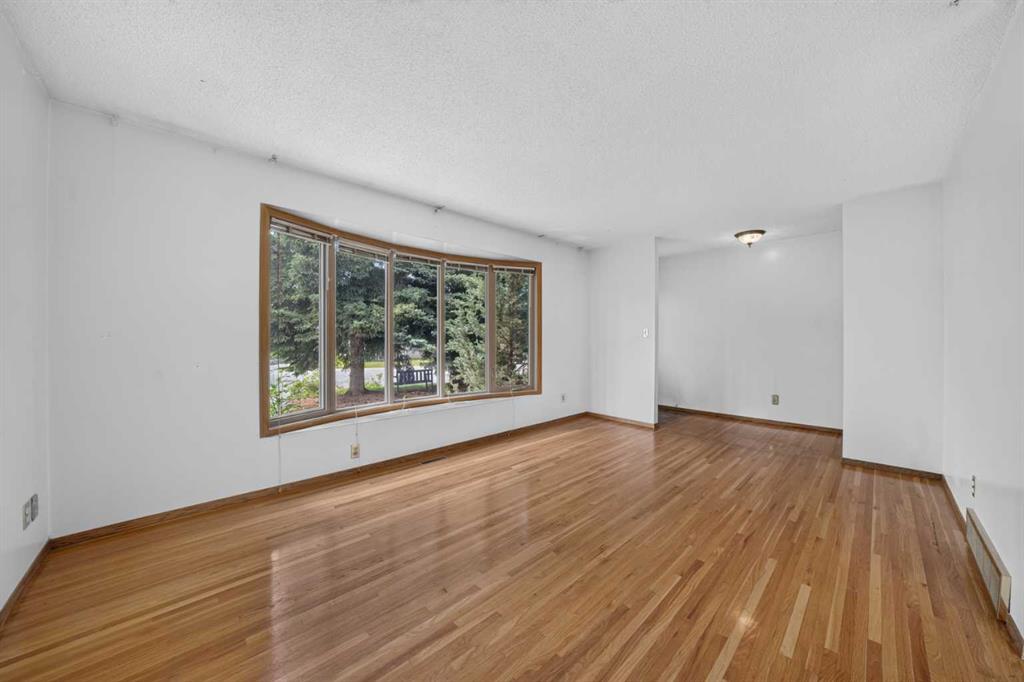 135 Huntcroft Way NE photo 5