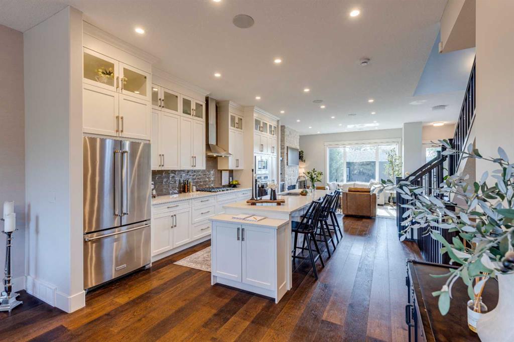 921 42 Street SW photo 4