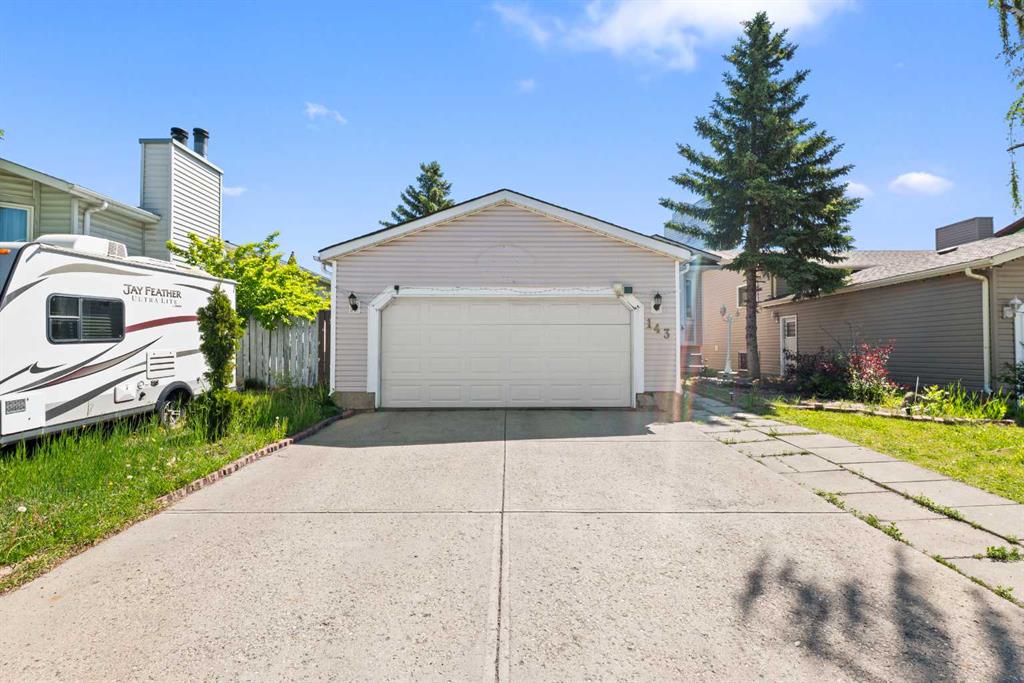 143 Castlebrook Rise NE photo 2