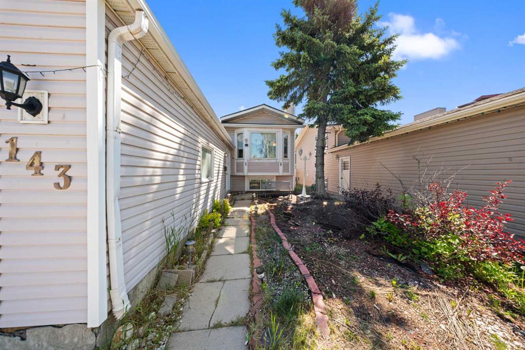 143 Castlebrook Rise NE photo 3