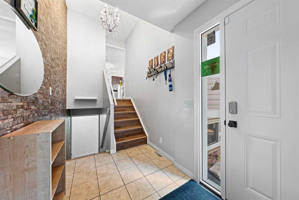 143 Castlebrook Rise NE photo 4