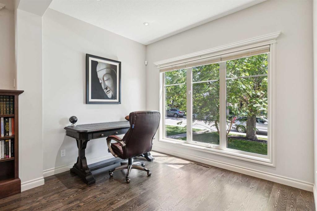 1723 31 Street SW photo 2